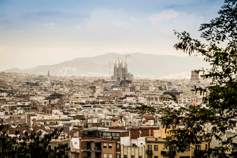 una panorámica de Barcelona desde arriba con vistas a la Sagrada Familia | Justbob