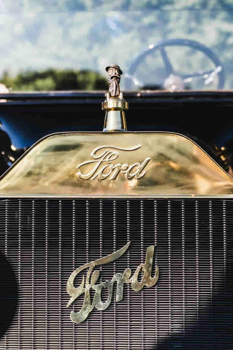 El icónico logotipo dorado de un coche Ford | Justbob