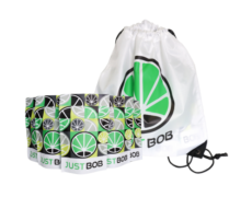 Mochila blanca con logo verde de JustBob y bolsas para marihuana CBD